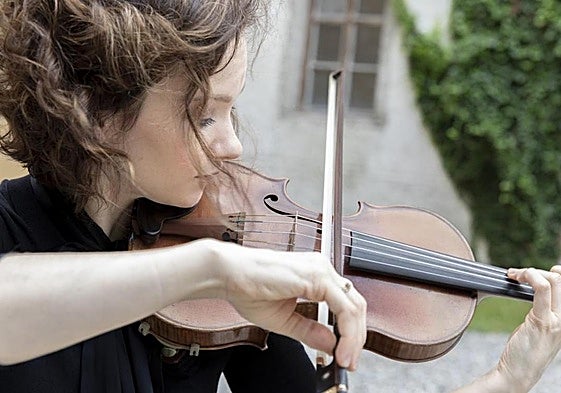 La violinista Hilary Hahn al violín.