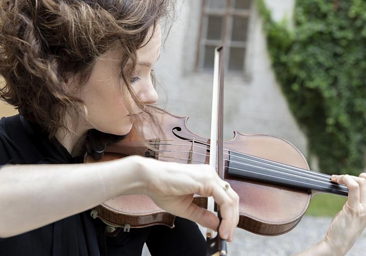 La violinista Hilary Hahn al violín.
