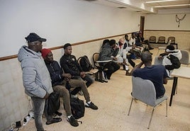 Un grupo de malienses en un punto de atención abierto en Amara.