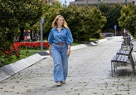 La presidenta del PP de Gipuzkoa, Muriel Larrea, pasea por los jardines de Luis Mariano en Irun.