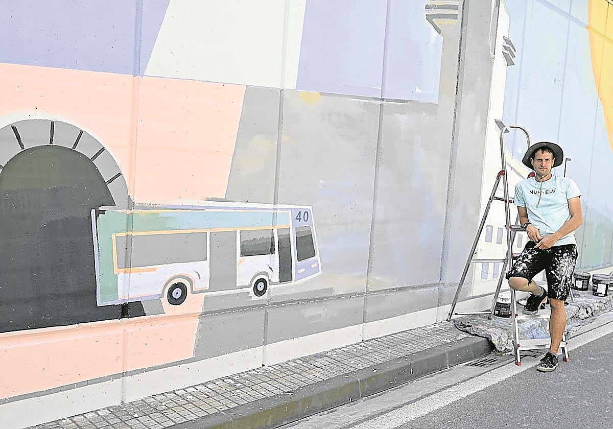 Xabier Anunzibai, junto al gran mural que lleva semanas pintando en Beasain.