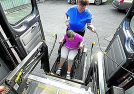 Persona con discapacidad accede en un vehículo de Uliazpi.