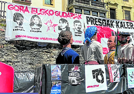Carteles con imágenes de los presos colocadas en la Parte Vieja de Donostia.