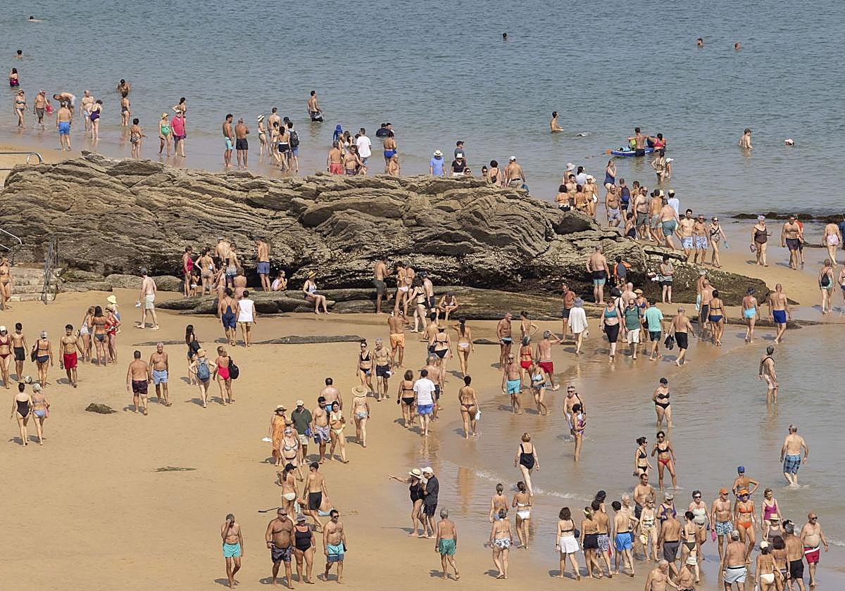 La Playa de La Concha ha estado durante el domingo repleta de paseantes.