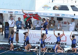 La patrona de Tolosaldea alza la ikurriña ganada este domingo en Getaria.