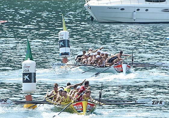 Zierbena y Orio, en plena ciaboga ayer en Getaria.