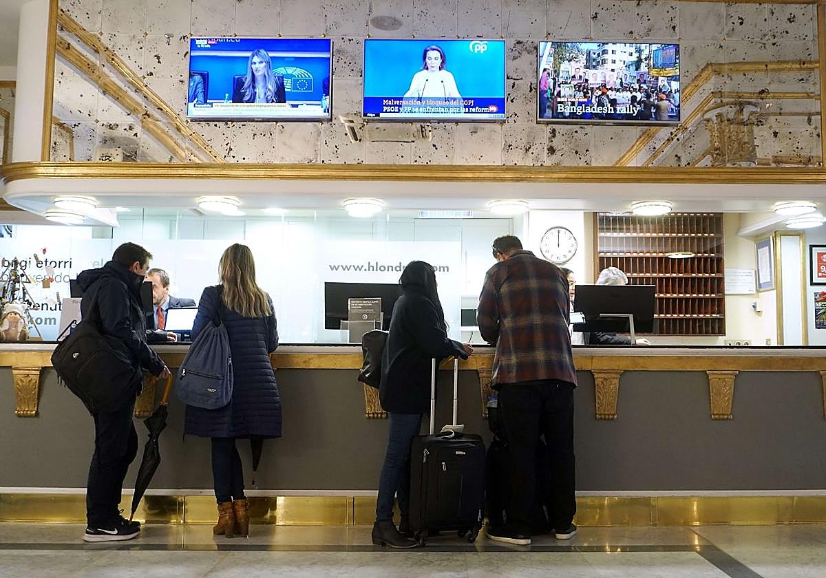 Recepción de un hotel de Donostia en una imagen de archivo que no tiene relación con la noticia.