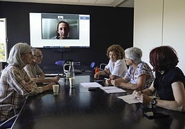 Seis de los miembros del comité de ética asistencial del Hospital Donostia, durante una reunión.