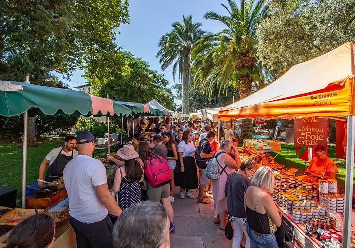 Transeúntes por el mercado artesanal y gastronómico en Hendaia.