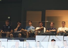 Folgado, Gorka Larrea, Goti, Javi López, Odriozola y Pacheco, en el palco de jugadores en el partido contra el Espanyol.