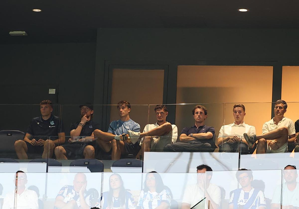 Folgado, Gorka Larrea, Goti, Javi López, Odriozola y Pacheco, en el palco de jugadores en el partido contra el Espanyol.