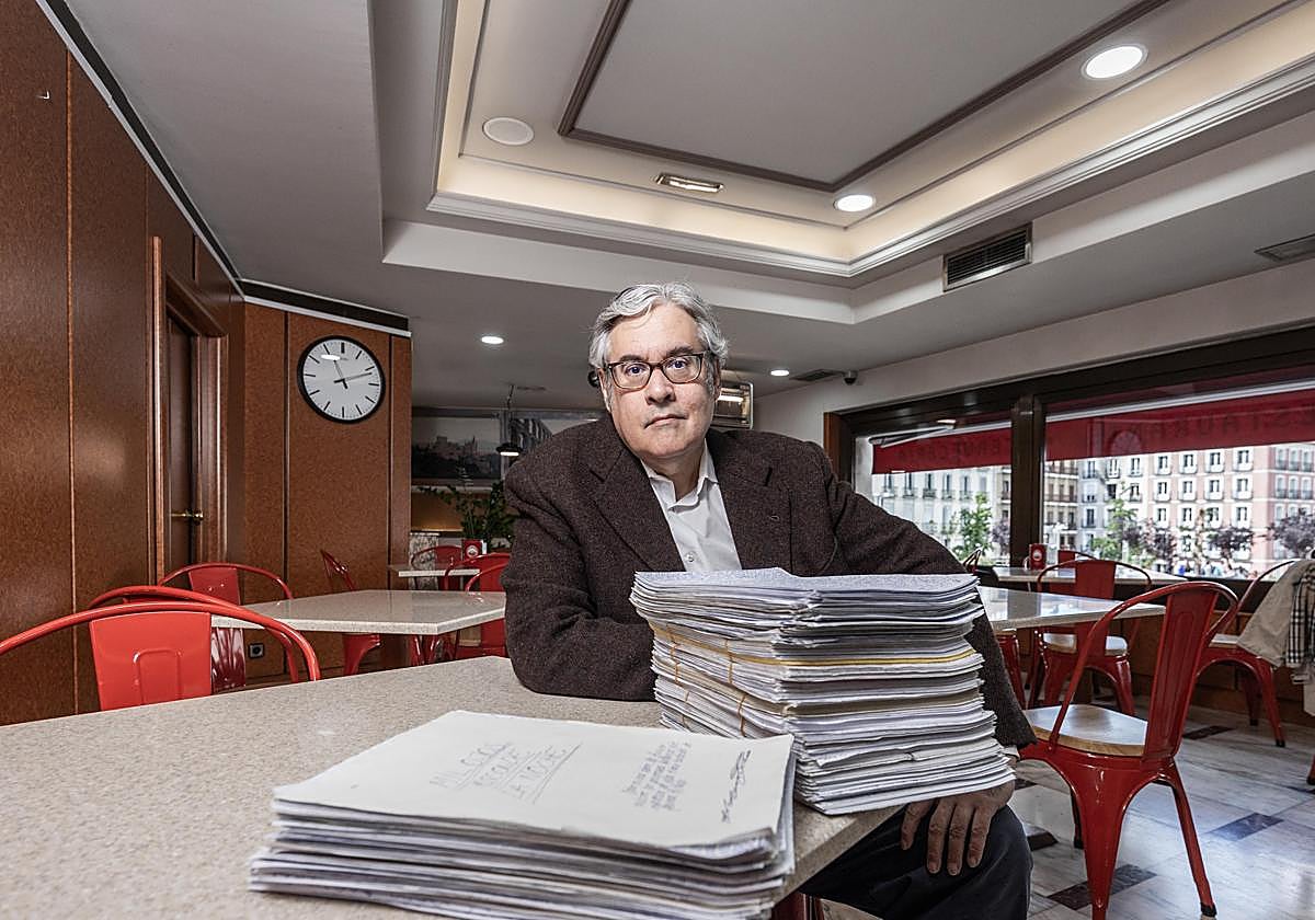 El escritor Juan Manuel de Prada, con el manuscrito de una de sus novelas