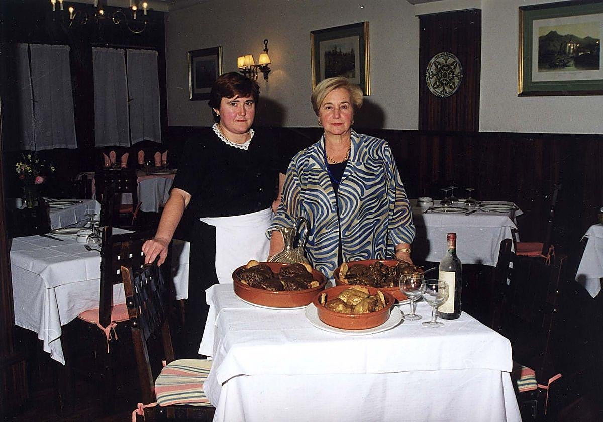 Asun Barandiaran (izda) junto a Conchita Telleria (drcha) en el interior del restaurante Martinez de Ordizia, en una imagen de 1997.
