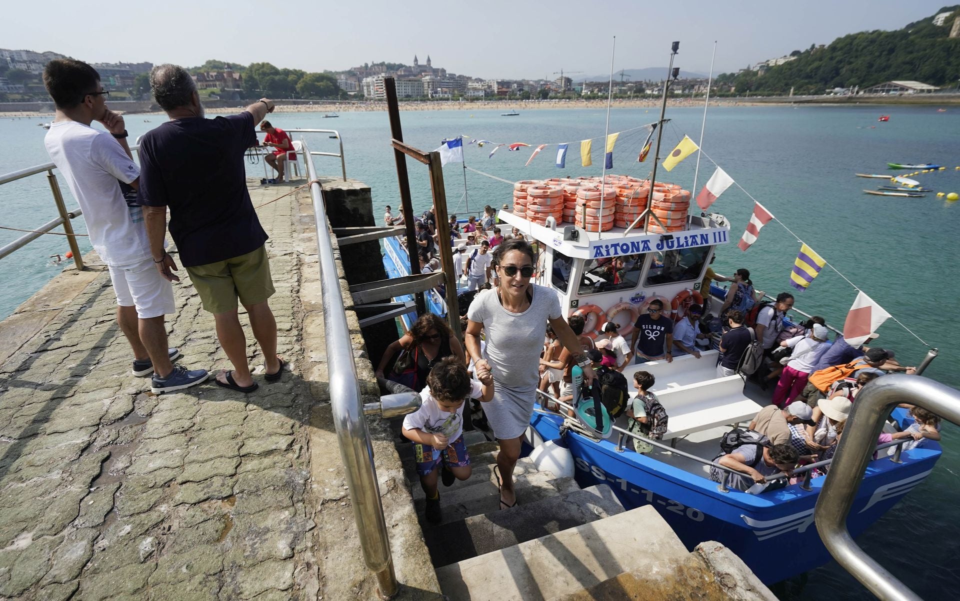 Pasajeros del 'Aitona Julian III' desembarcan en la isla de Santa Clara.