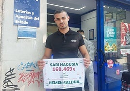 Egoitz Iñigo, trabajador de la administración de lotería 'Akelarre' de Trintxerpe.