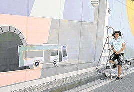 Xabier Anunzibai, junto al gran mural que lleva semanas pintando en Beasain.