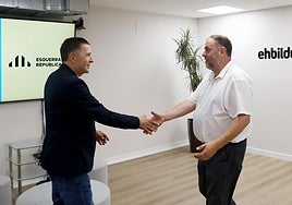 Arnaldo Otegi y Oriol Junqueras se saludan ayer en su encuentro en la sede de la coalición abertzale en Donostia.