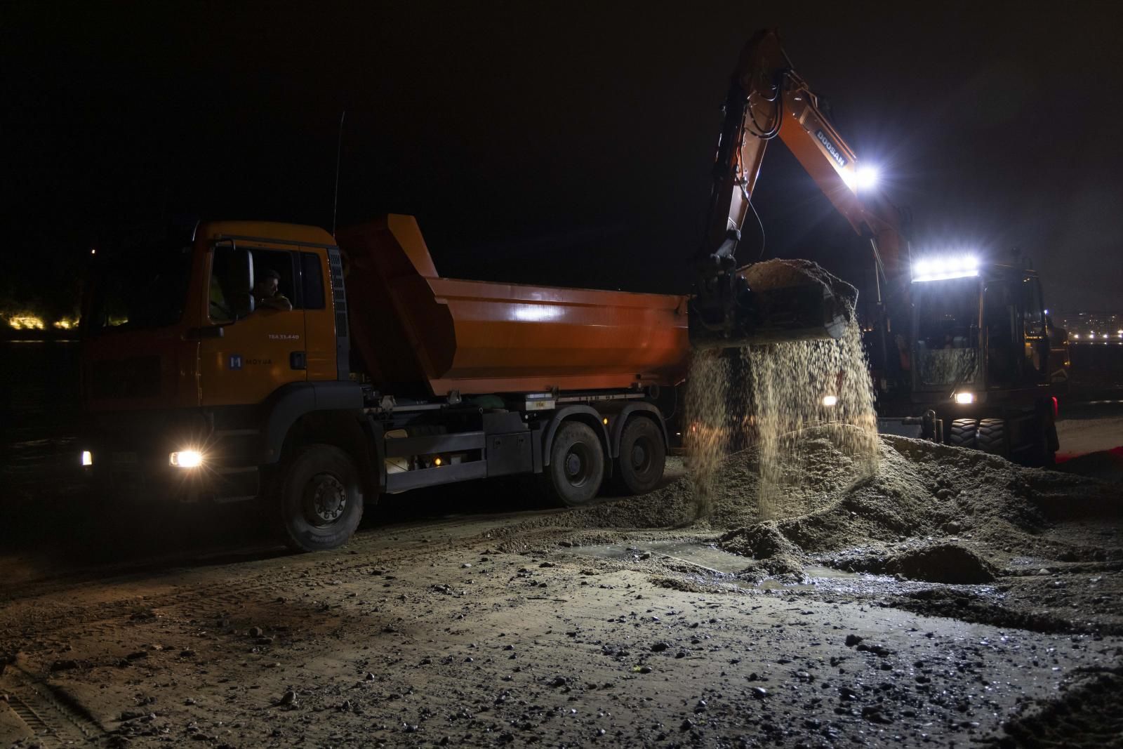 Comienza la retirada de piedras de la playa de Ondarreta
