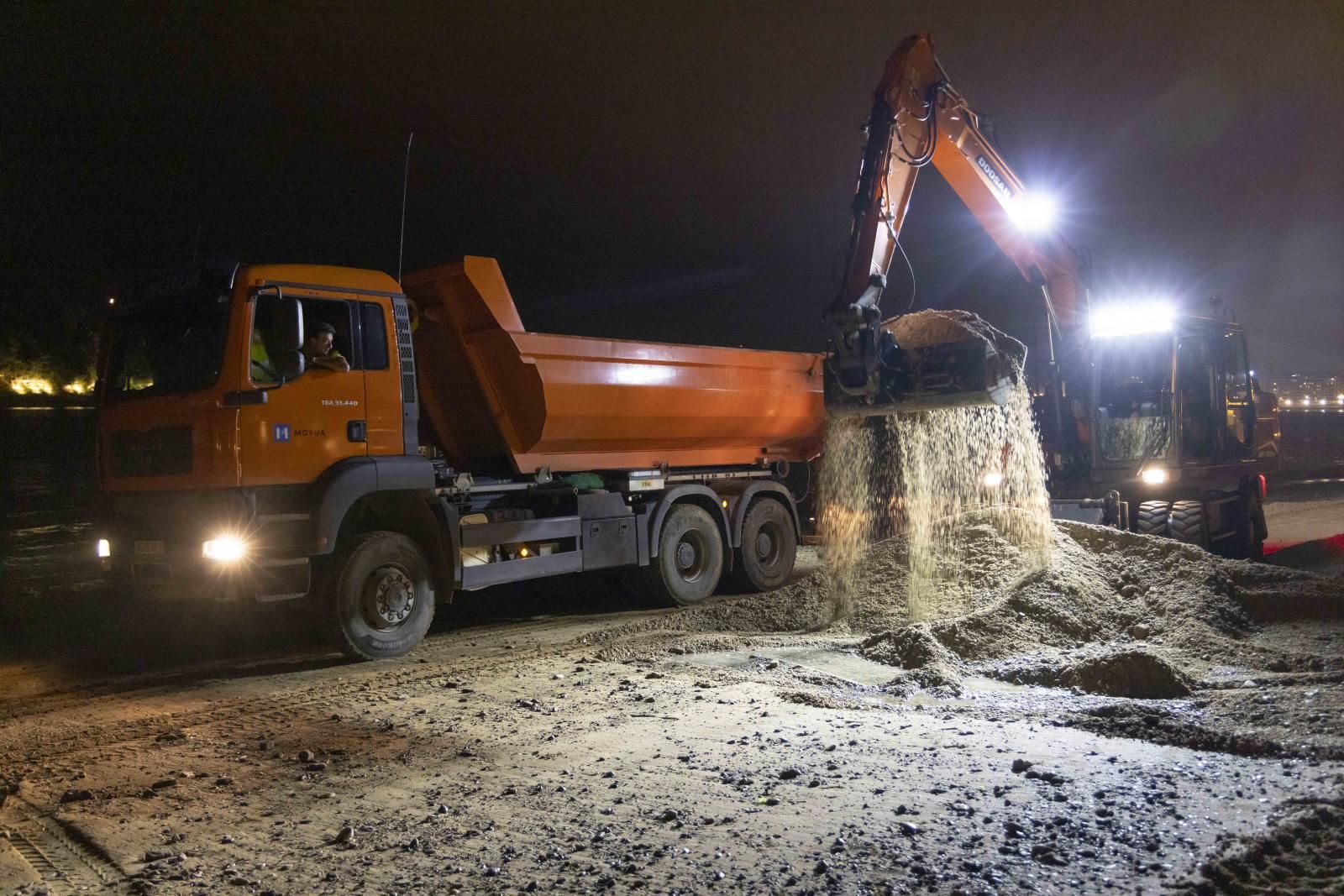 Comienza la retirada de piedras de la playa de Ondarreta