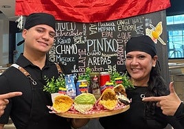 Josmary Zambrano y su hijo Mario con los diferentes tipos de arepas y bebidas que venden en el restaurante.