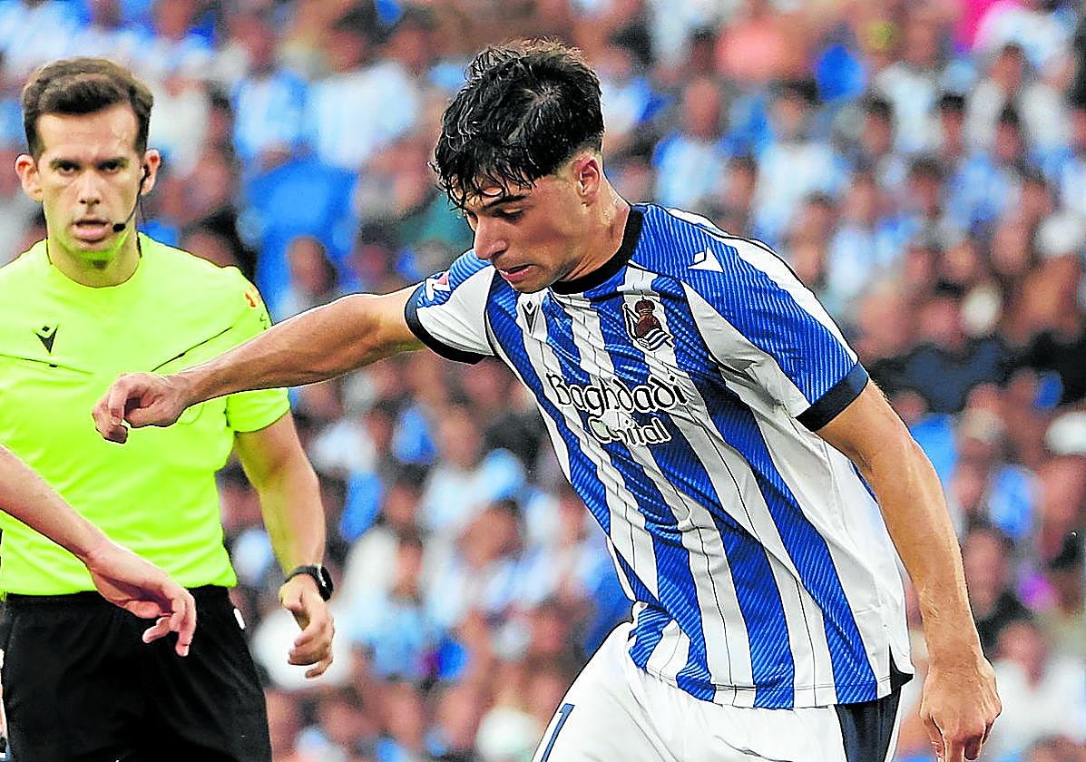 Jon Martín jueba el balón ante la presencia del árbitro Alejandro Quintero.