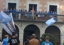 Recibimiento a la trainera del TAK-Oria este domingo, tras lograr la Bandera en Getaria y el subcampeonato de la Liga.