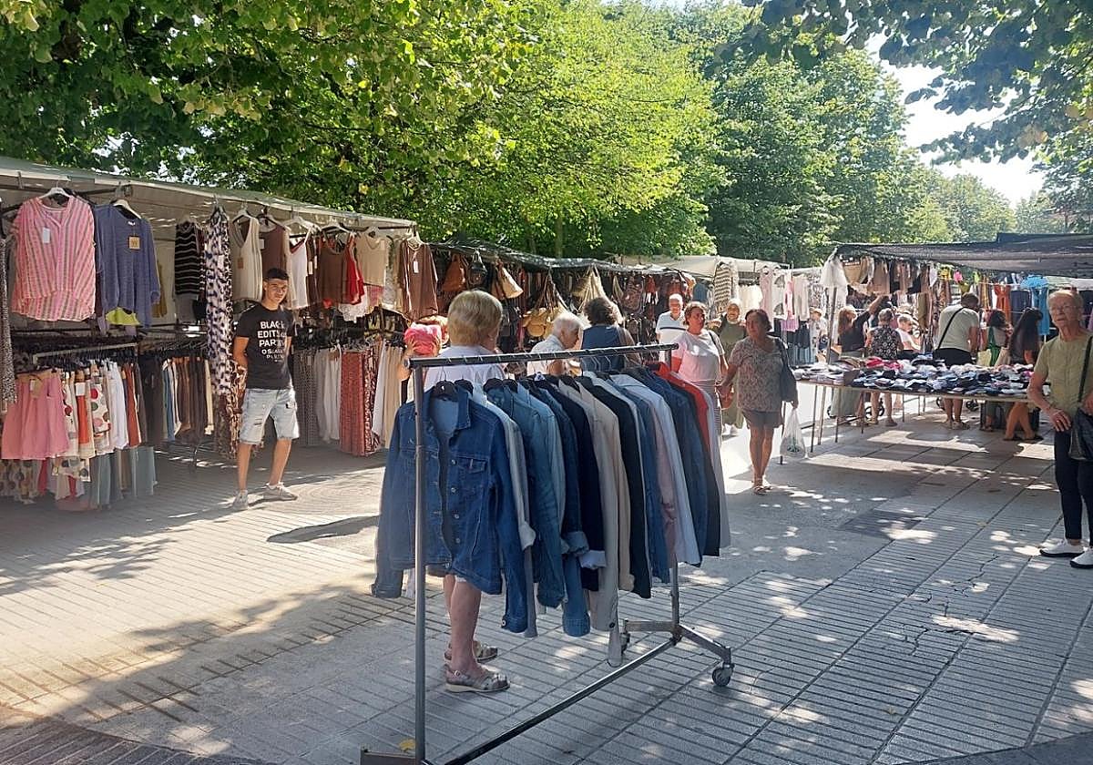 La Alameda de Gamón fue escenario durante la mañana de ayer de una nueva edición del mercadillo.