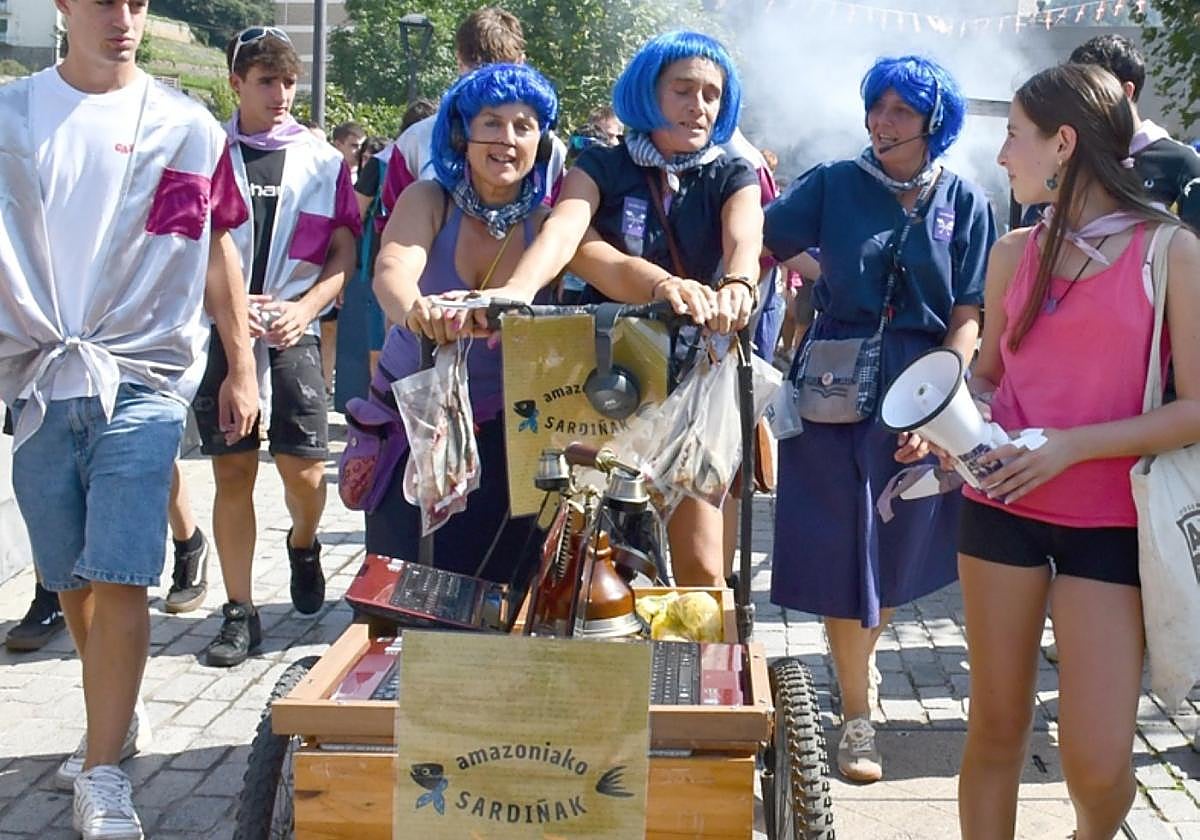 'Trago ta akabo' kuadrilari ongi etorria egin zioten eta beraiek izan ziren txupinazoa botatzeko arduradunak.