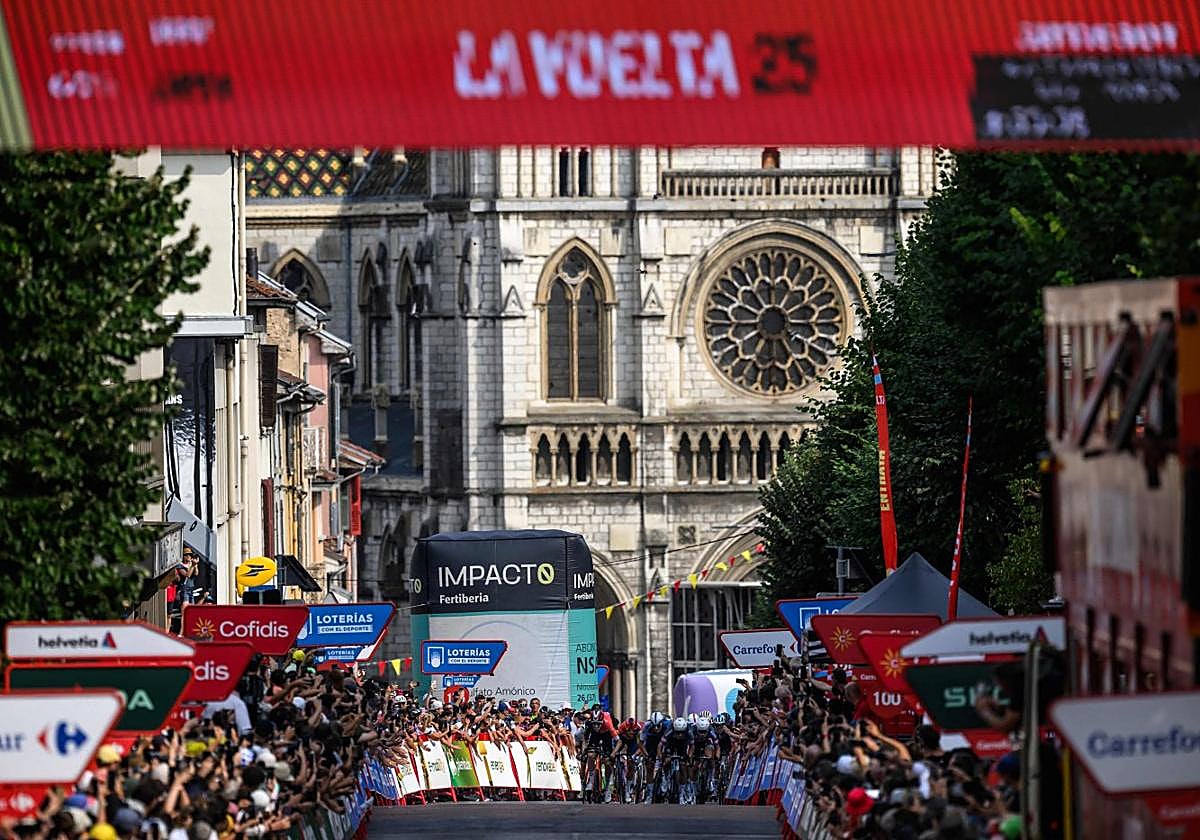 El pelotón llega al momento del sprint a la Plaza de la República de Voiron, con la iglesia de Saint Bruno al fondo.