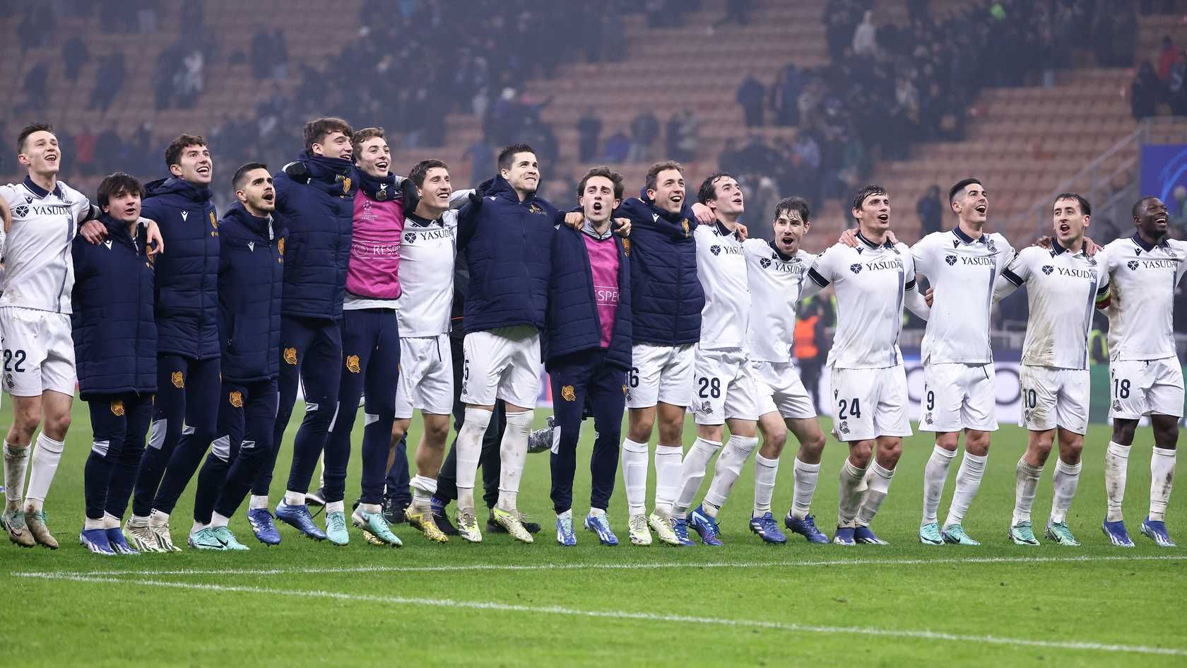 Celebración de la Real Sociedad tars ser primeros de grupo en la Champions tras empatar ante el Inter