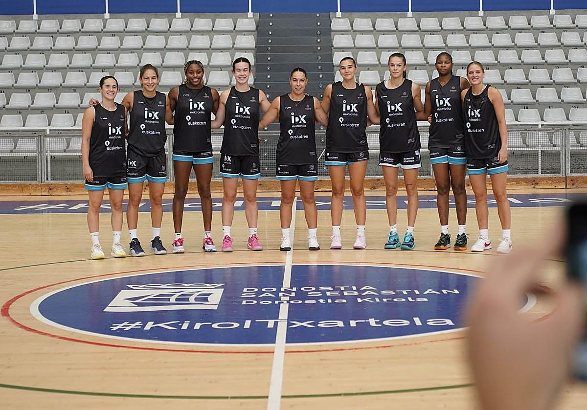 La plantilla para la temporada 25/26, a excepción de Hannah Jump, en la presentación en el Gasca.