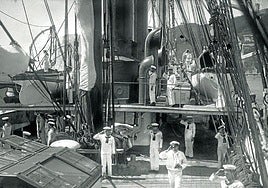 Marineros saludando a bordo del 'Presidente Sarmiento'.