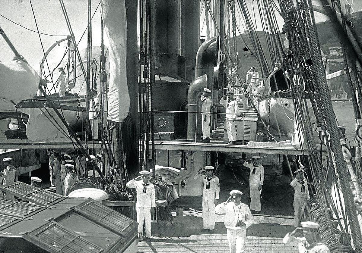 Marineros saludando a bordo del 'Presidente Sarmiento'.