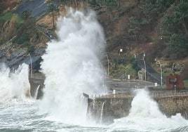 Oleaje en el Paseo Nuevo de Donostia.
