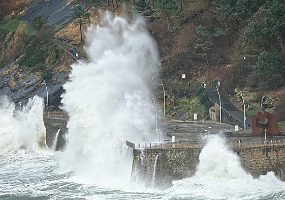 Oleaje en el Paseo Nuevo de Donostia.