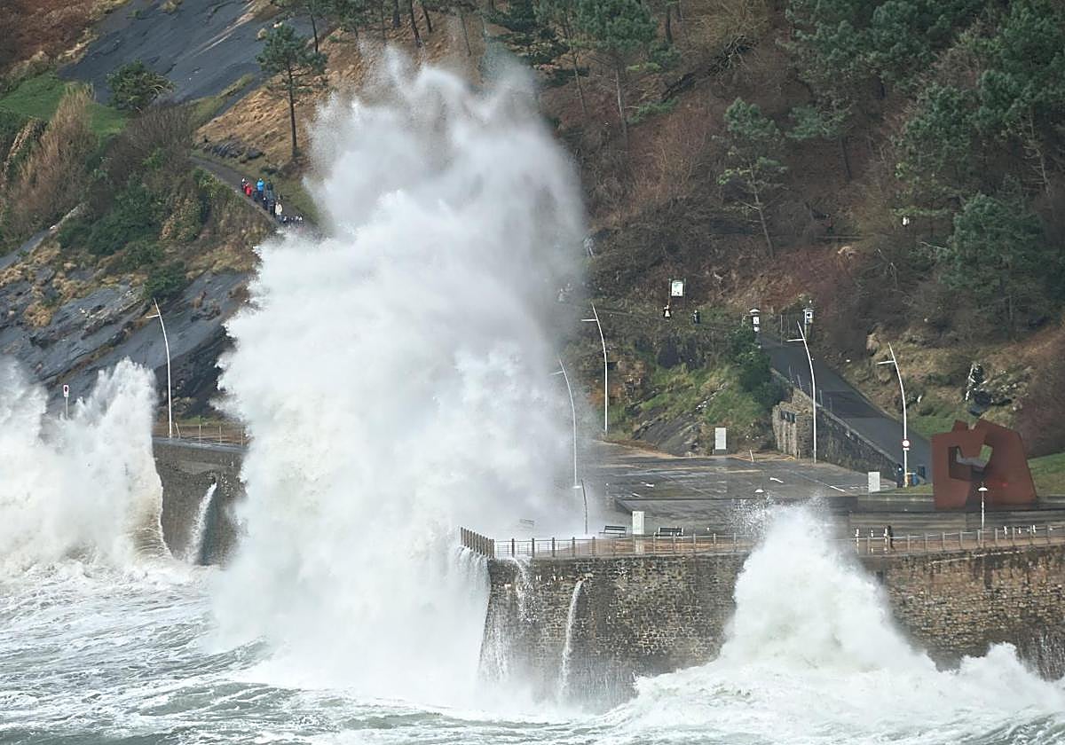 Oleaje en el Paseo Nuevo de Donostia.