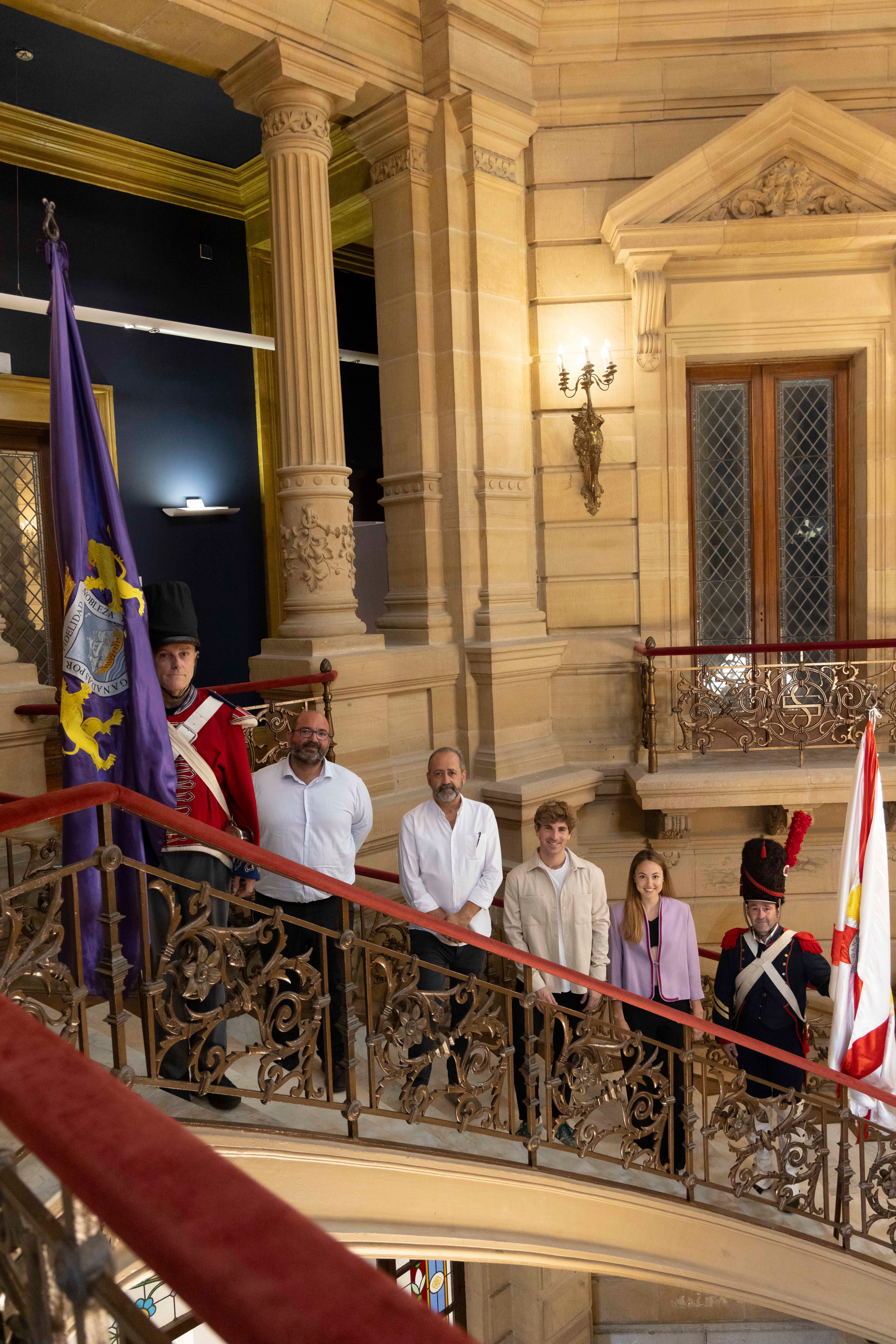 José María Leclercq, Jon Manterola, Jon Insausti y Laida Otaduy posan en la presentación del acto