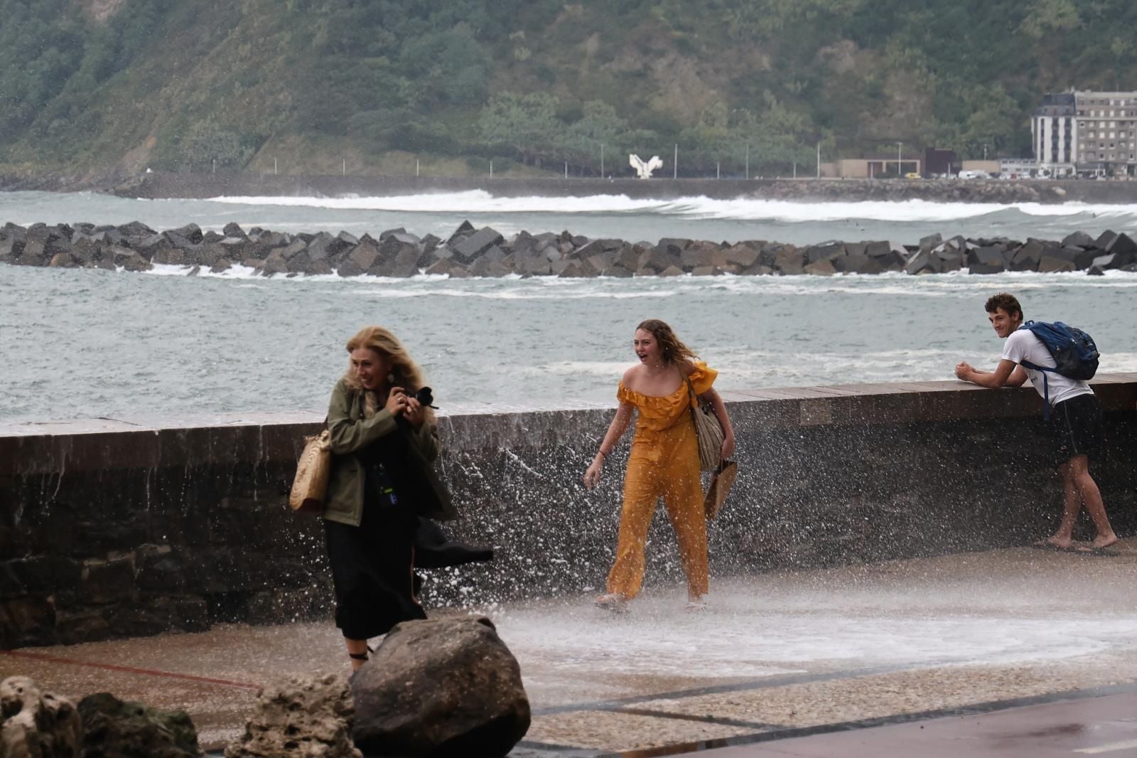 Diversión entre olas en el Paseo Nuevo de San Sebastián