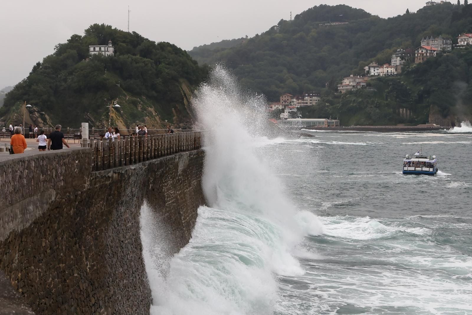 Diversión entre olas en el Paseo Nuevo de San Sebastián
