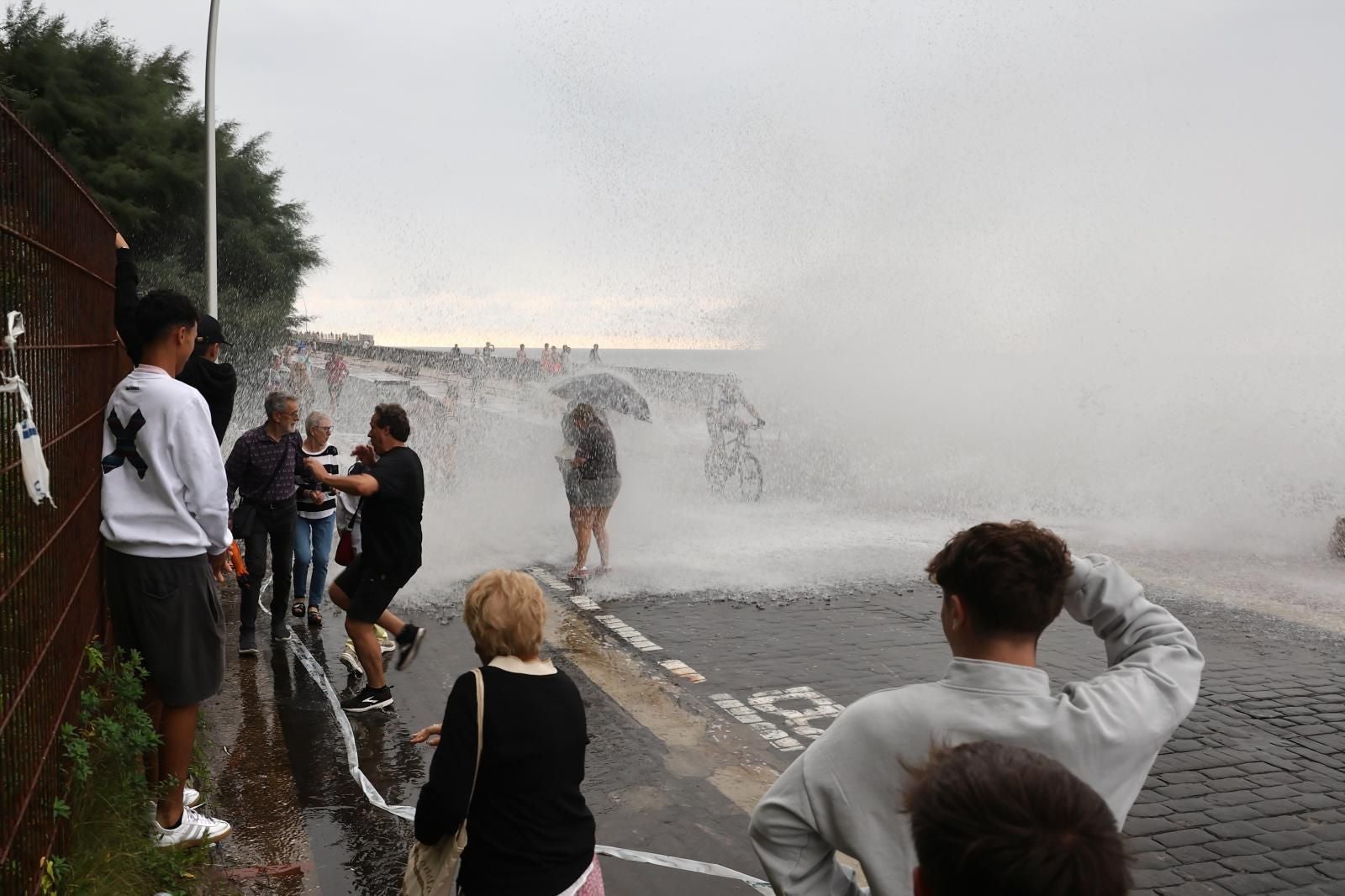 Diversión entre olas en el Paseo Nuevo de San Sebastián