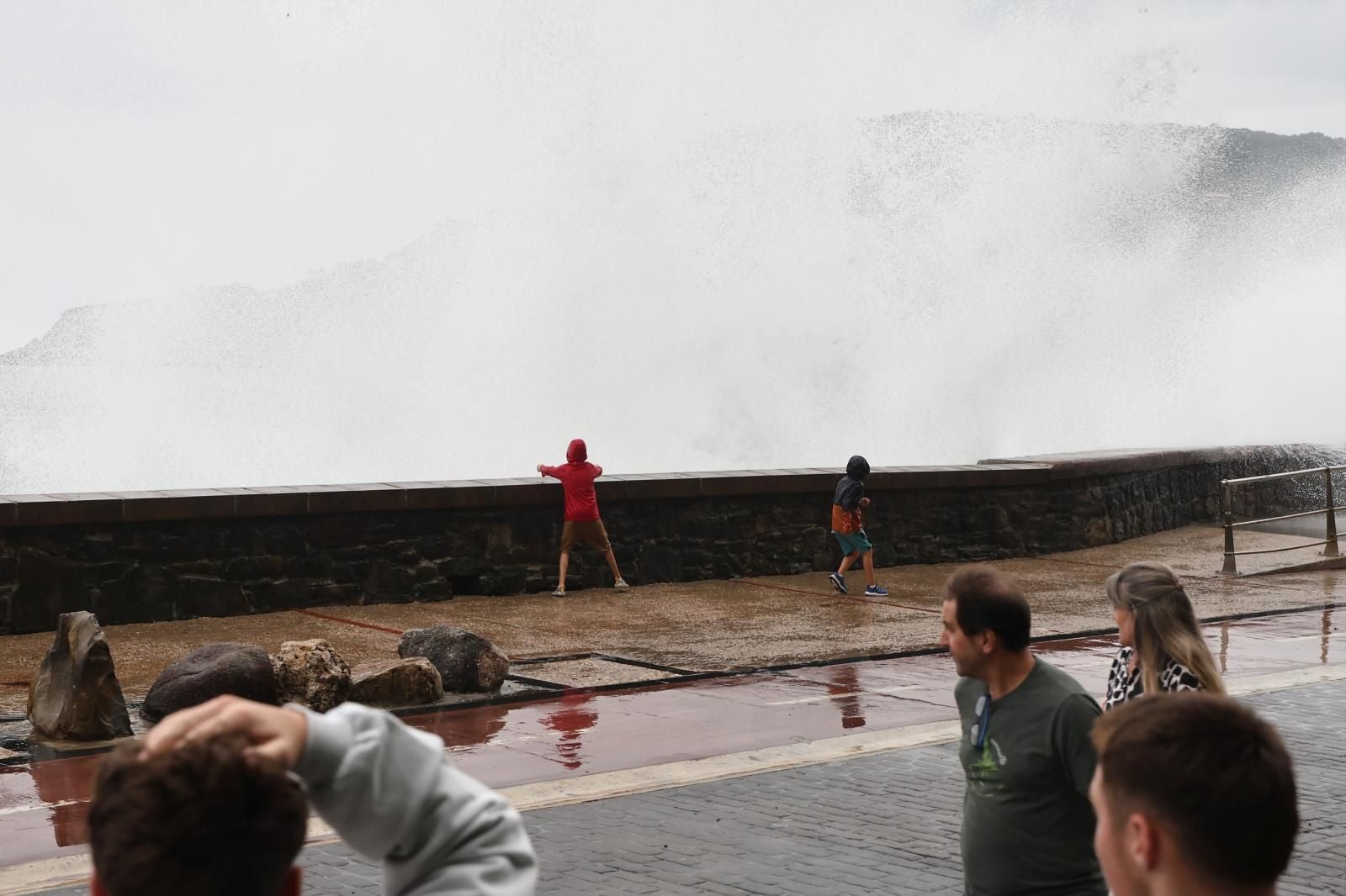 Diversión entre olas en el Paseo Nuevo de San Sebastián