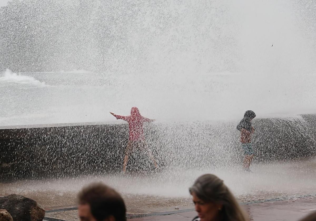 Diversión entre olas en el Paseo Nuevo de San Sebastián