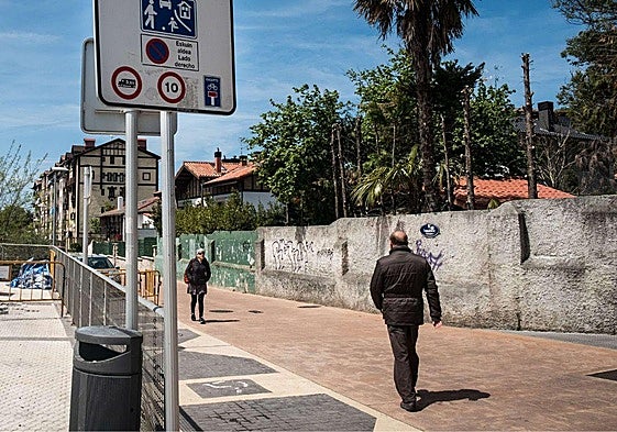 Un jubilado pasea por el barrio donostiarra de Intxaurrondo, en una imagen de archivo.