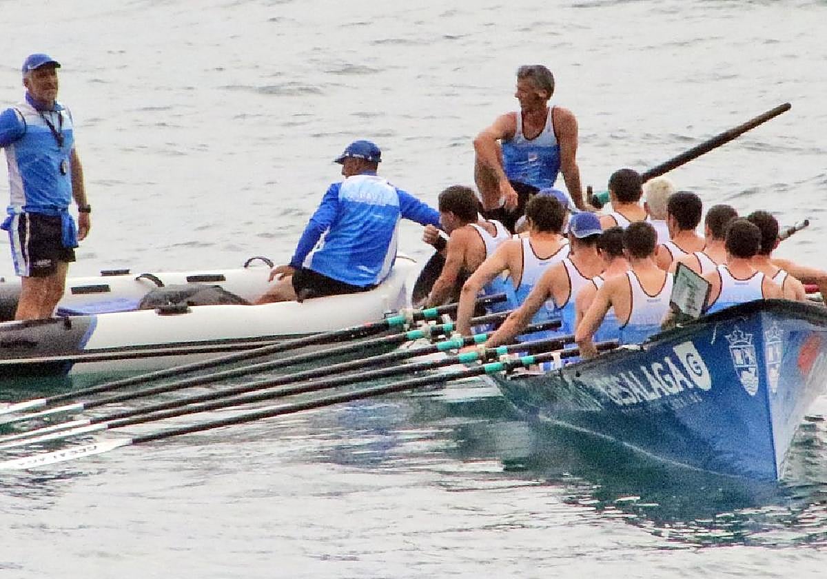 Zarauzko estropadaren amaieran Asier Puertas entrenatzaileak mutilekin solasaldia izan zuen, kanpotik ikusitakoa aztertu ondoren.