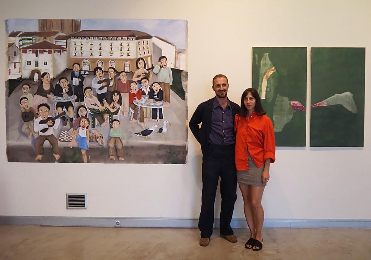 Diego Malcorra y Ane Adan frente a varias de sus obras, el pasado viernes.