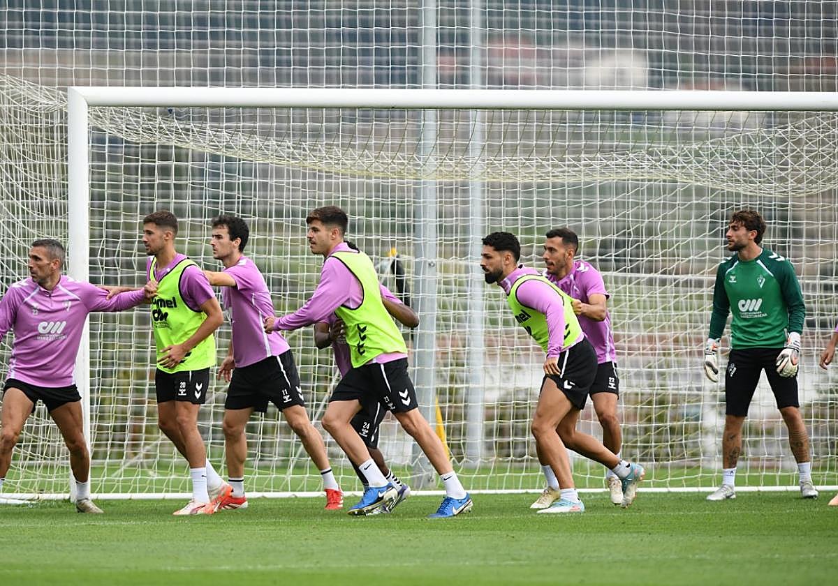 Los jugadores del Eibar se entrenan en la nueva ciudad deportiva de Areitio.
