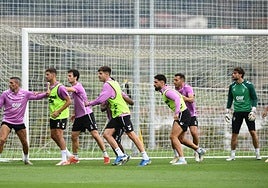 Los jugadores del Eibar se entrenan en la nueva ciudad deportiva de Areitio.