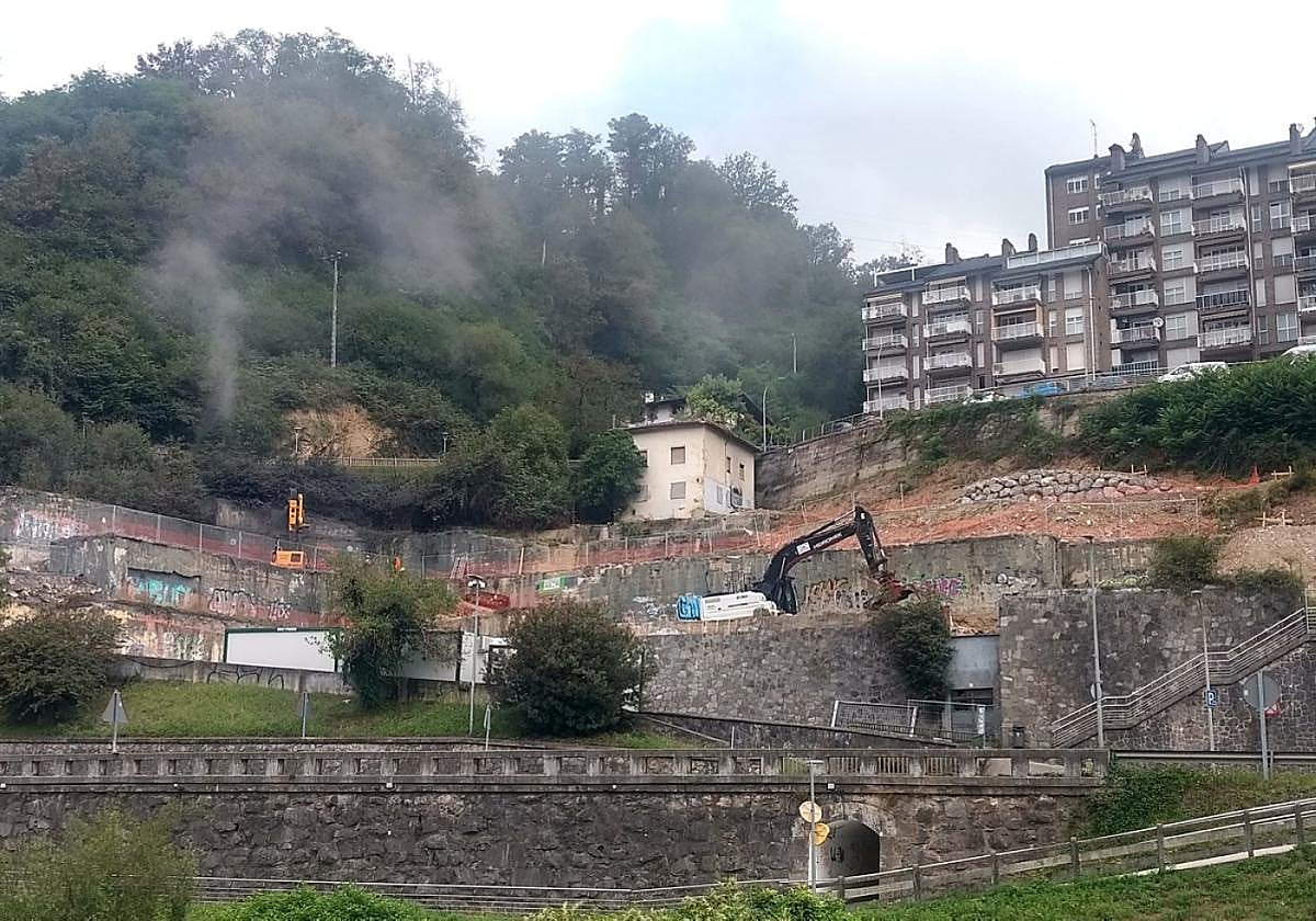 Vista de las obras para la construcción de la nueva residencia, con el caserío Errezabal en el centro de la imagen.