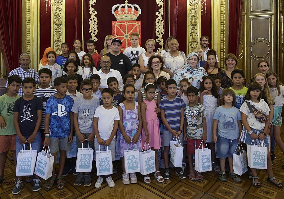 Niños saharauis junto a las familias de acogida, la consejera Maeztu, el subdelegado del Pueblo Saharaui en Navarra, Mohamed Gailani y la responsable del proyecto Vacaciones en Paz, Carol García.