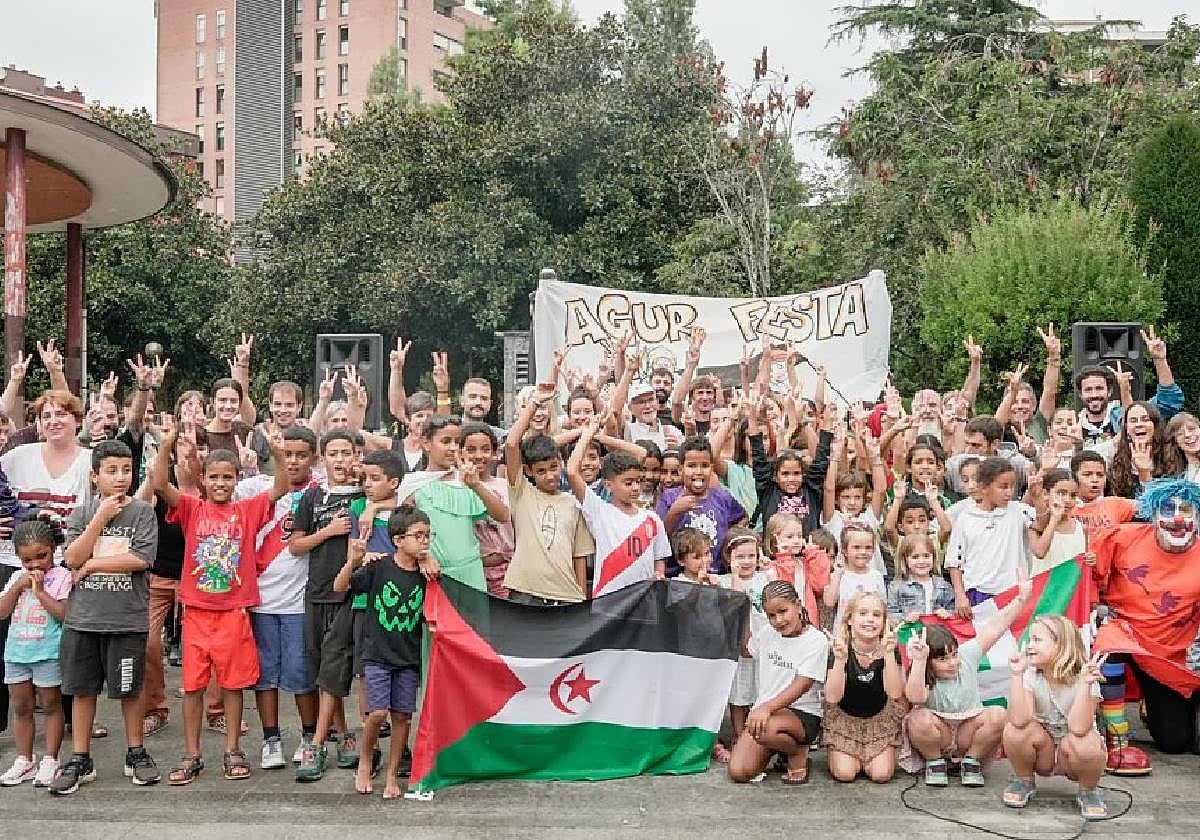Los pequeños saharauis, sus familias de acogida, miembros de Sahararekin Elkartasuna Lasarte-Oria y vecinos del municipio en la fiesta de despedida de ayer.